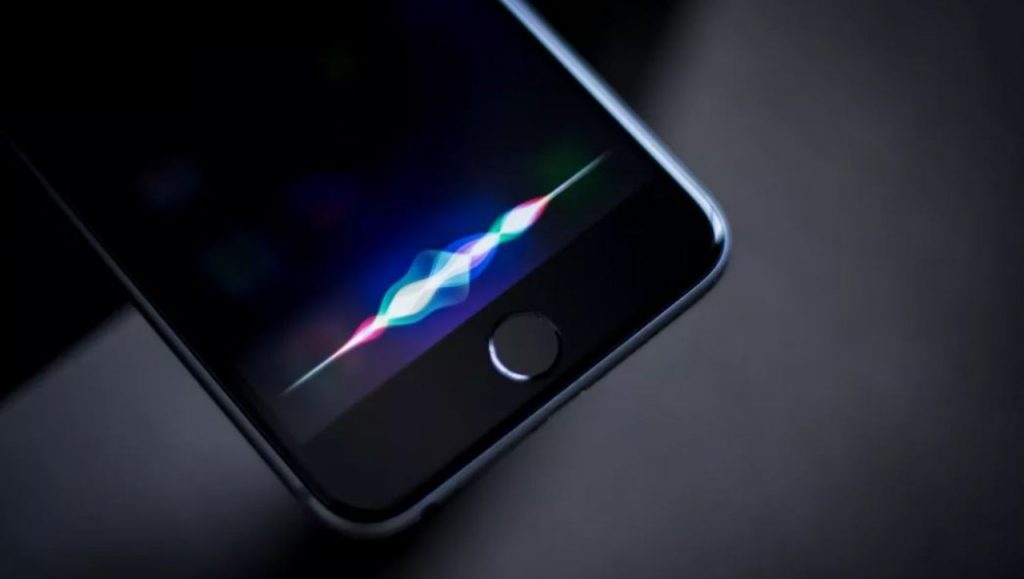 Siri grande impicciona: scoperto bug che permetteva di registrare conversazioni utenti di nascosto