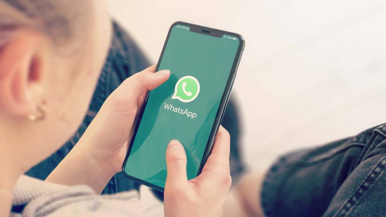 Volete nascondere una chat WhatsApp? Il trucco per rendere l’app completamente invisibile