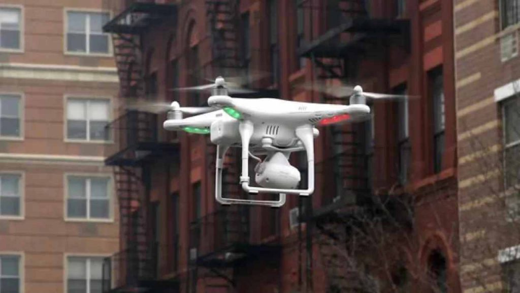 500 droni volano su una città creando uno spettacolo unico, non crederai mai al perché
