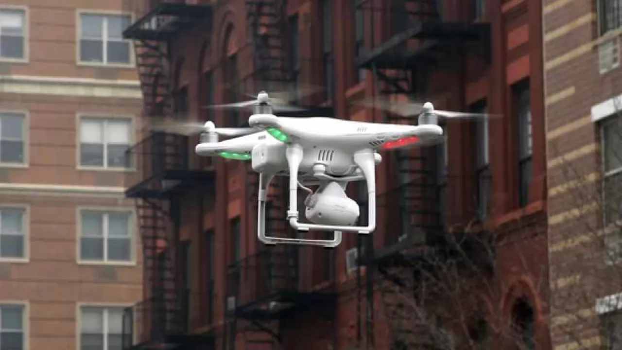 500 droni volano su una città creando uno spettacolo unico, non crederai mai al perché