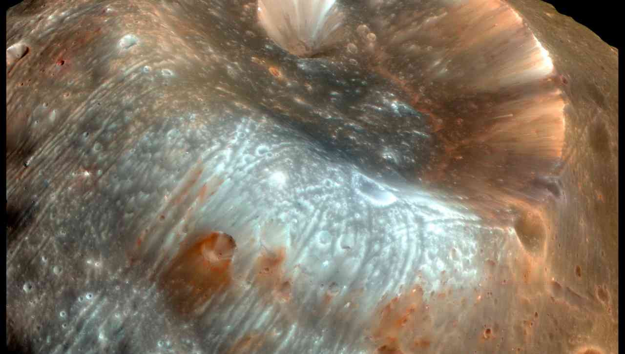 Phobos è l'ultima scoperta fatta su Marte, gli scienziati non si sono mai avvicinati così tanto