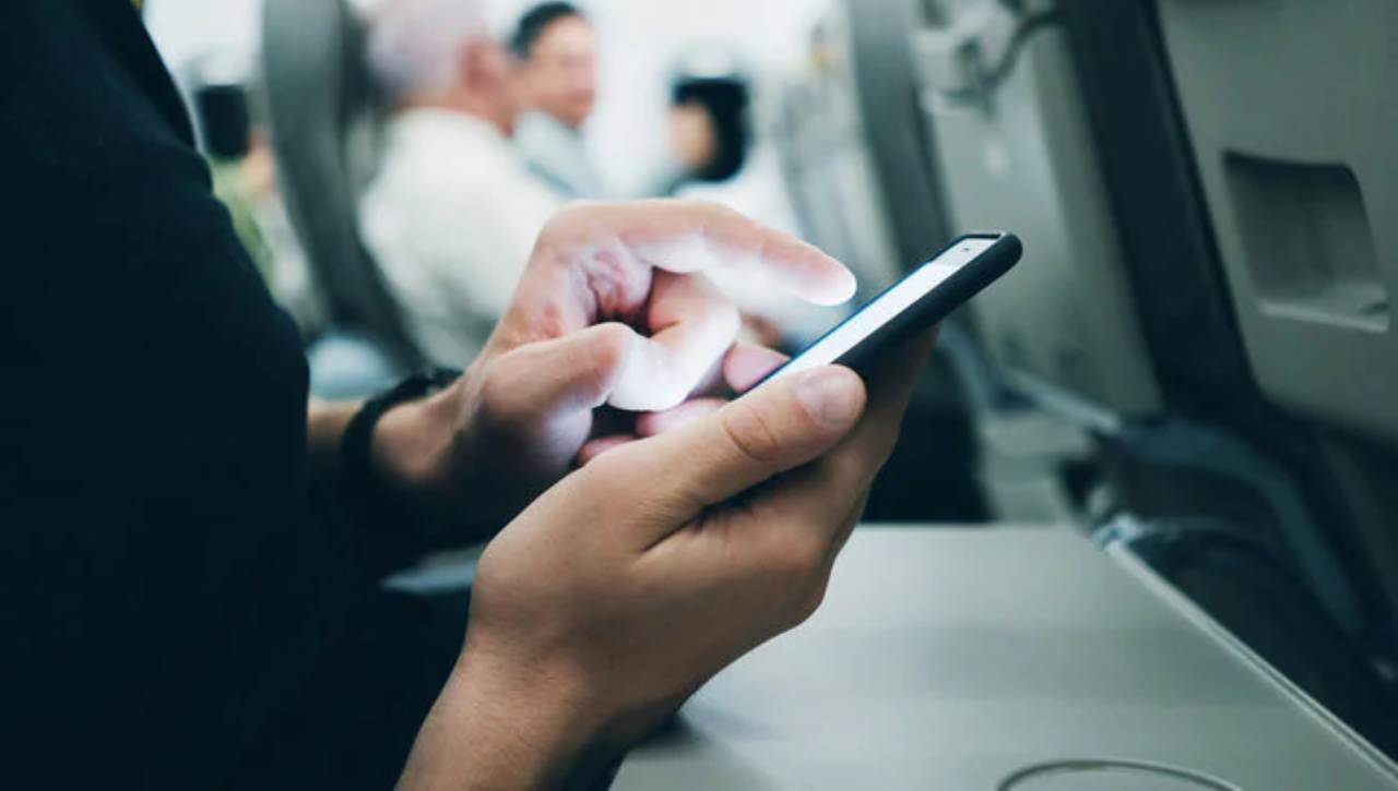 Diventa ufficiale: ora si potrà tenere accesso il cellulare a bordo dell'aereo grazie al 5G
