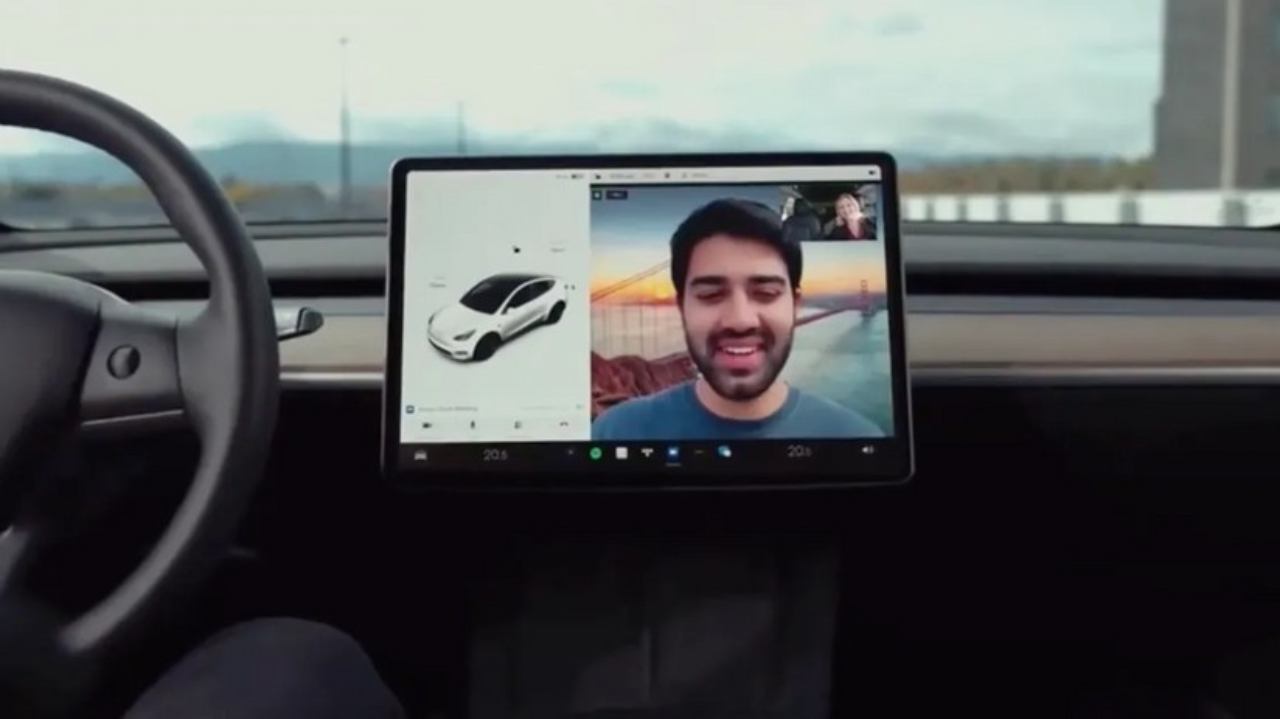 Tesla accoglie Zoom a bordo, videochiamare dall'auto ora è possibile ed anche molto facile