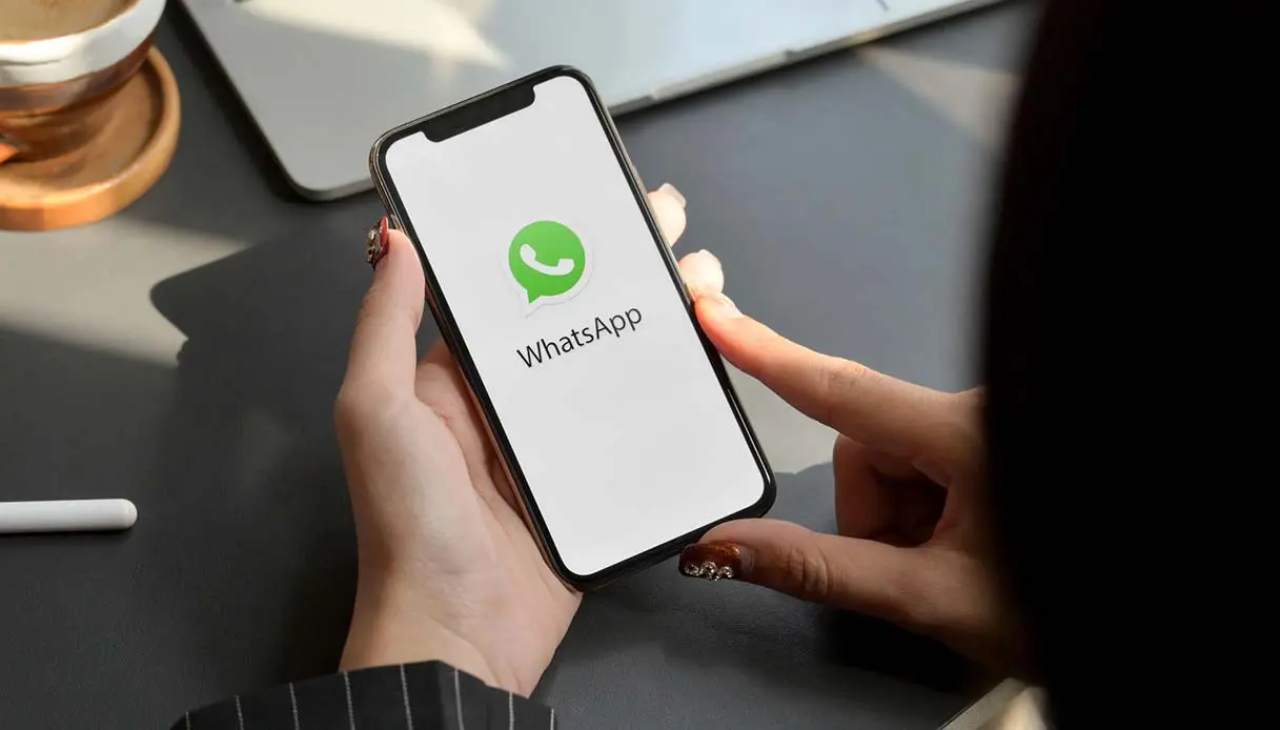 "WhatsApp, arriva ""l'invisibilità"" per tutti: ecco la nuova funzione salva privacy"