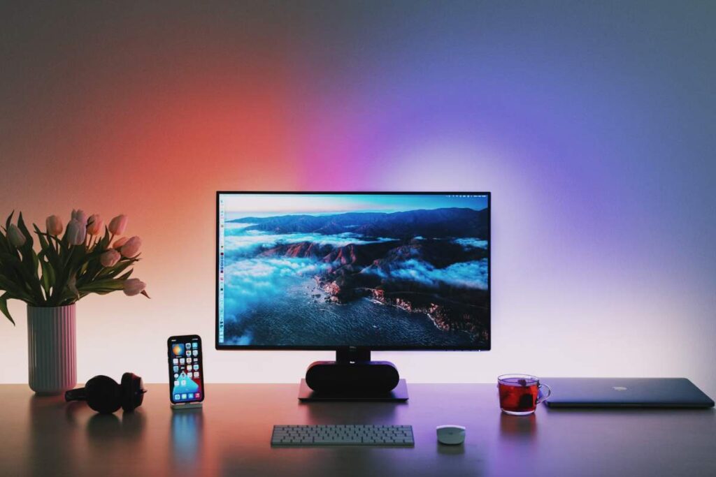 un monitor su una scrivania e tutta la relativa strumentazione a fianco