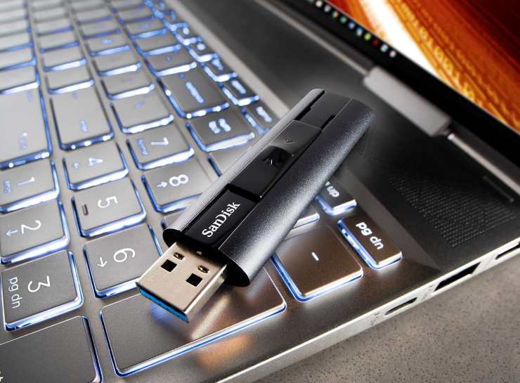 pennetta usb sopra a un computer portatile