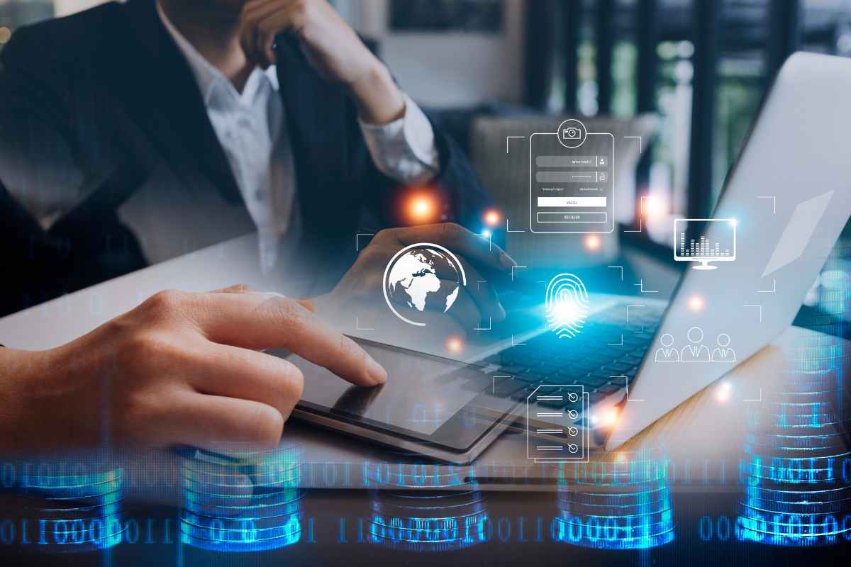 uomo d'affari davanti a pc portatile e smartphone