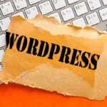 un foglio con su scritto WordPress sopra una tastiera del pc