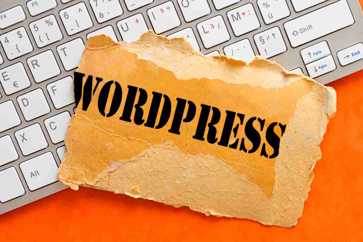 un foglio con su scritto WordPress sopra una tastiera del pc