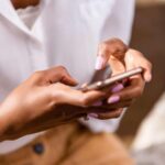 Persona allo smartphone