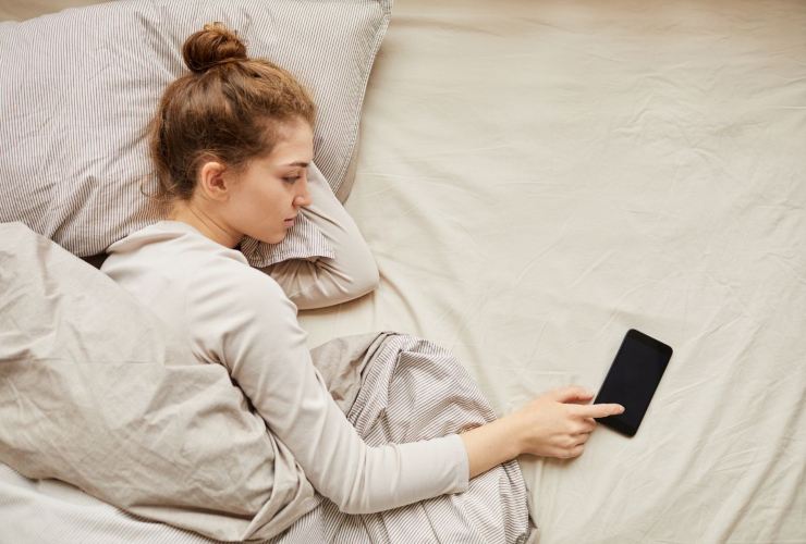Ragazza con smartphone 